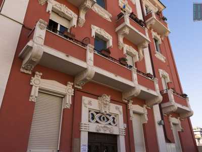 Torniamo su via Mola per dirigerci sulla sinistra, dove si trova il secondo tronco di via Tunisi: un'altra strada chiusa che presenta al civico n.7 un palazzo rosso di quattro piani progettato nel 1915-1916 dall�ingegnere Pasquale Lo Foco e recentemente restaurato